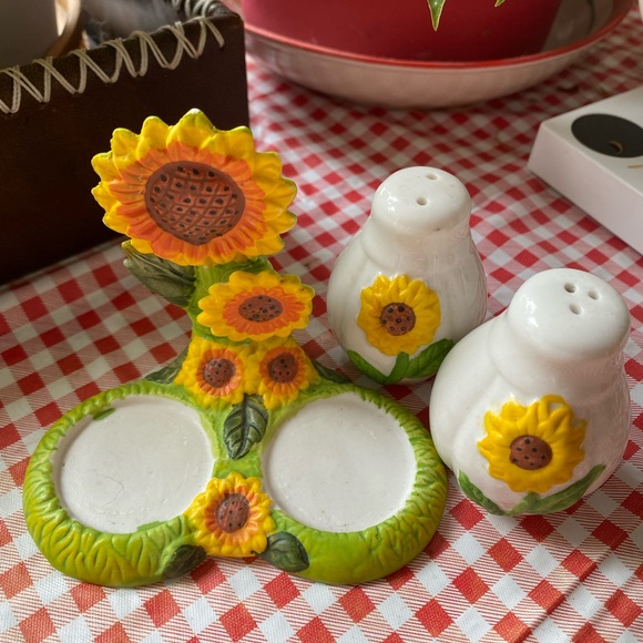 2/$25 Sunflower Vintage Salt & Pepper Shakers🌻 - Picture 4 of 5